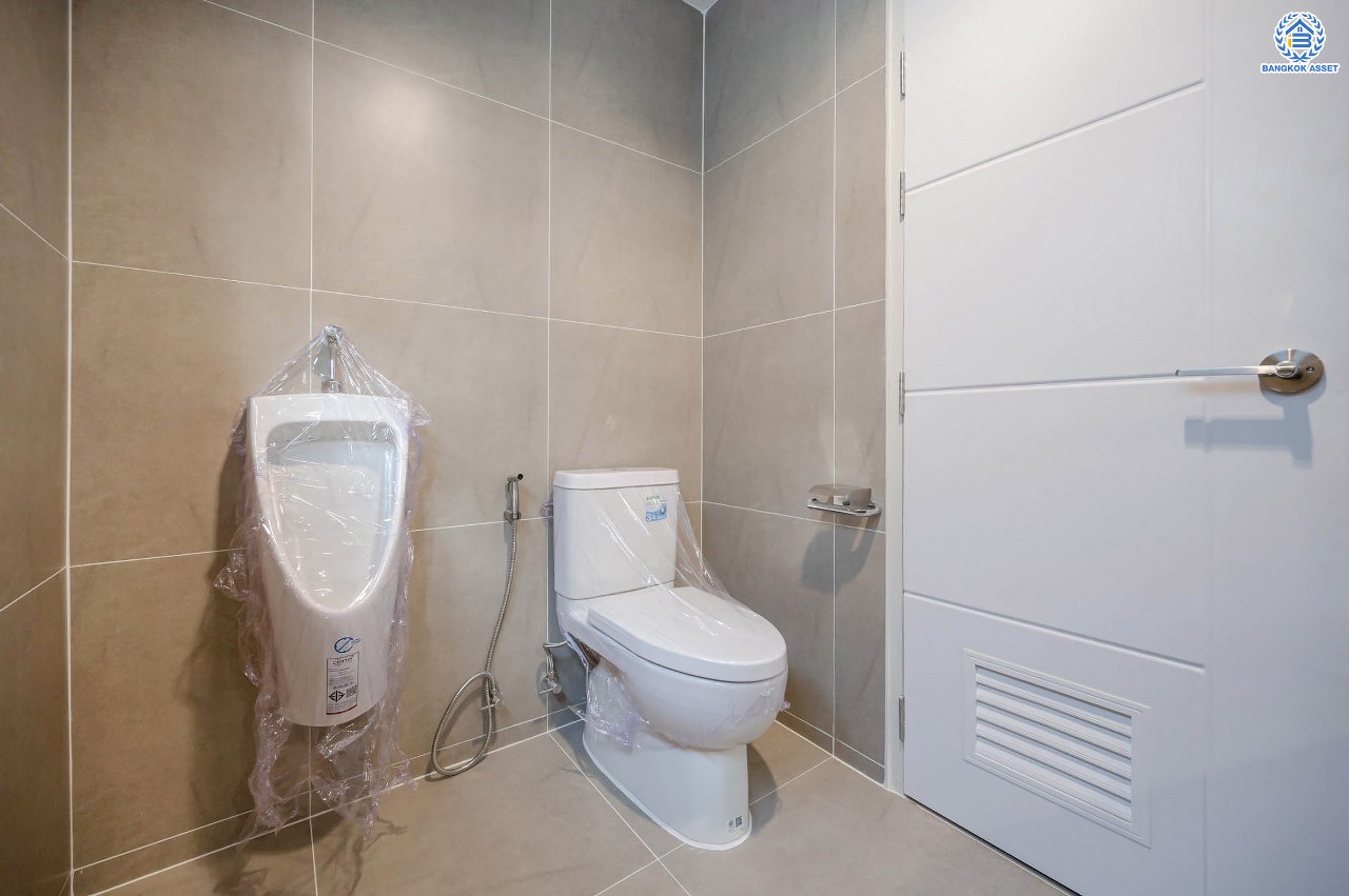 บ้านมือสองตกแต่งใหม่ โครงการ พฤกษ์ภิรมย์รีเจนท์ ปิ่นเกล้า บนสังคมคุณภาพจากแบรนด์ Q.House หลังใหญ่กว่า 113.4 ตร.ว. ดีไซน์ทันสมัยฟังก์ชัน 5 ห้องนอน (ห้องนอนชั้นล่าง 1 ห้อง) 5 ห้องน้ำ 1 ห้องแม่บ้าน จอดรถได้ 3 คัน บนที่สุดแห่งทำเลศักยภาพ หน้าโครงการติดถ.กาญจนาภิเษก เชื่อมต่อทุกการเดินทาง ใกล้จุดขึ้นทางด่วน "ศรีรัช" และรถไฟฟ้าสายสีม่วง "สถานีตลาดบางใหญ่"